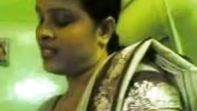 নদীর তীরে বালা xxxxx প্রদর্শিত একটি সরু মেয়ে