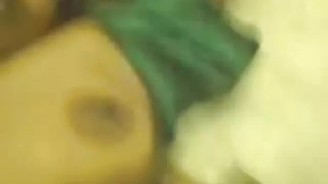 তার দল এ একটি ছোট মুরগির দ্বারা বাধ্যবাধকতা ছাড়াই বাংলা xx vdo রোপণ