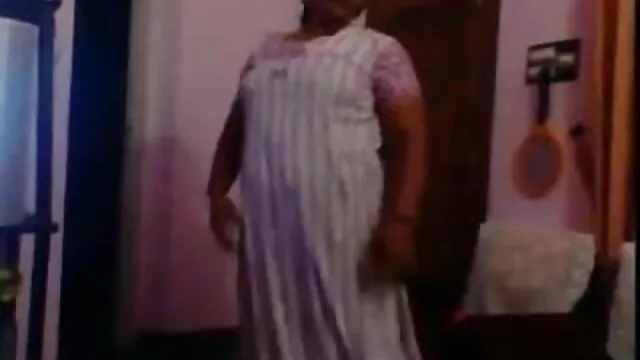 তিনি বাংলা x videos লিভিং রুমে একটি বয়স্ক মহিলার দেখেছি, সে তার হাত এবং অভিশপ্ত উত্থাপিত